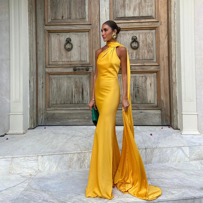 VESTIDO SATINADO ELEGANT HALTER CON CAPA