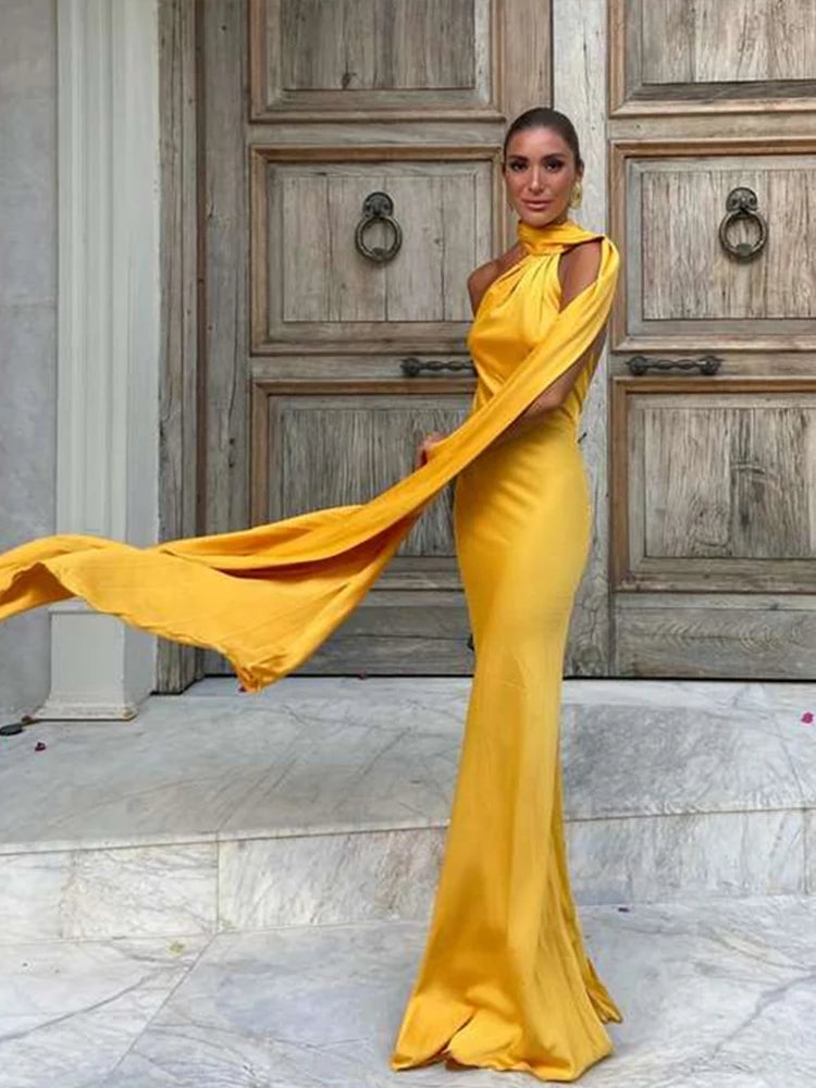 VESTIDO SATINADO ELEGANT HALTER CON CAPA