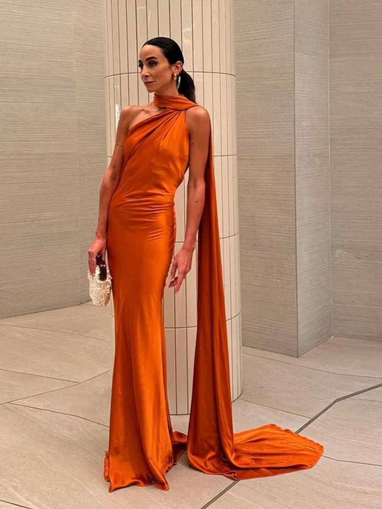 VESTIDO SATINADO ELEGANT HALTER CON CAPA